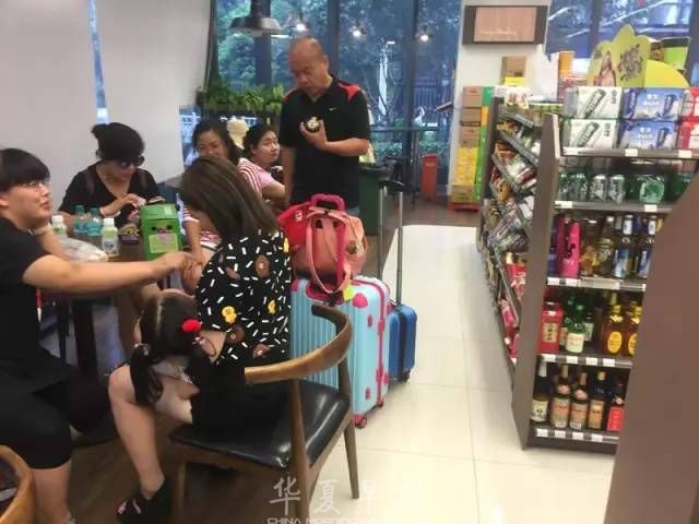 无人超市被蹭空调的大妈占领?记者实地探访