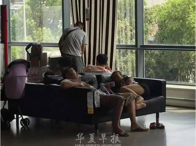 无人超市被蹭空调的大妈占领?记者实地探访