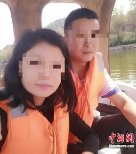 陈师傅生前与妻子合照 受访者供图 点击进入下一页