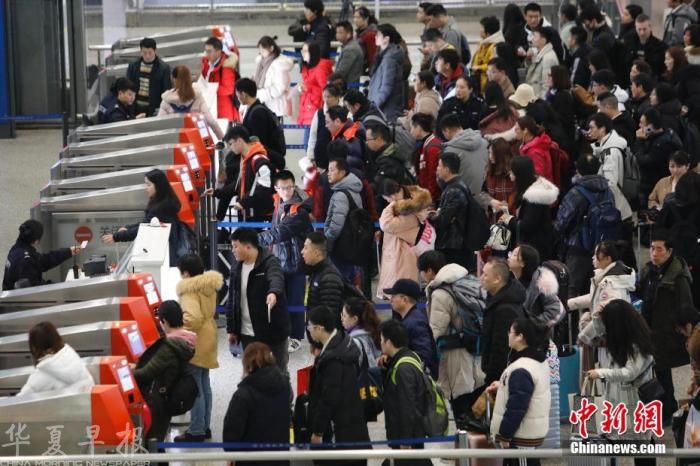 旅客在铁路上海虹桥站排队验票进站。 殷立勤 摄 点击进入下一页