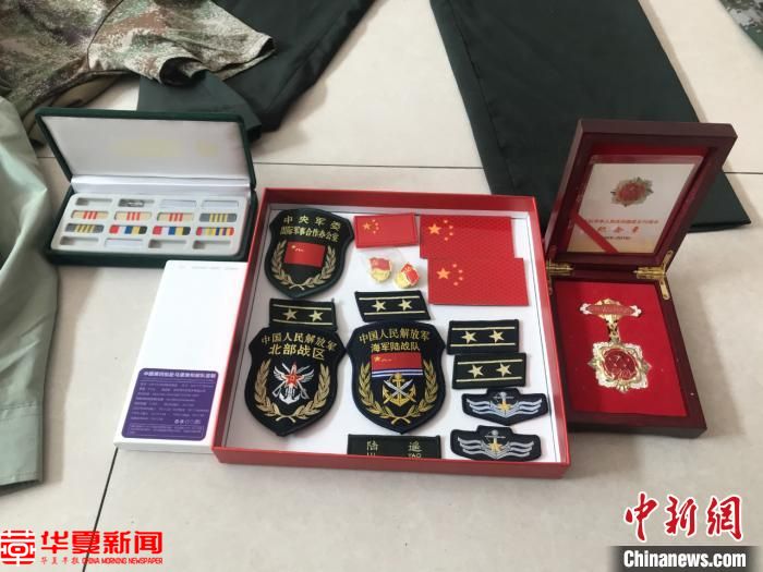 图为犯罪嫌疑人购买的假军衔。警方供图 图为犯罪嫌疑人购买的假军衔。警方供图