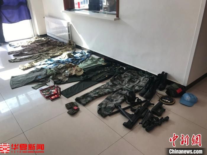 图为犯罪嫌疑人购买的假军装和枪支模型。警方供图 图为犯罪嫌疑人购买的假军装和枪支模型。警方供图